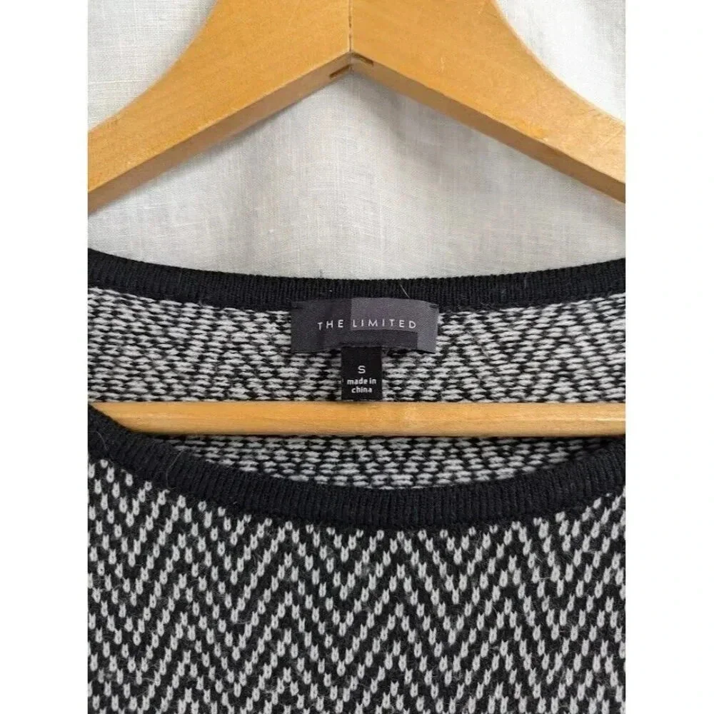 The Limited Black And White Chevron Pullover sweater women's size small SW3